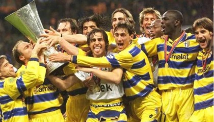  热刺核心伤退陷困境，小将临危救主保留欧战希望  